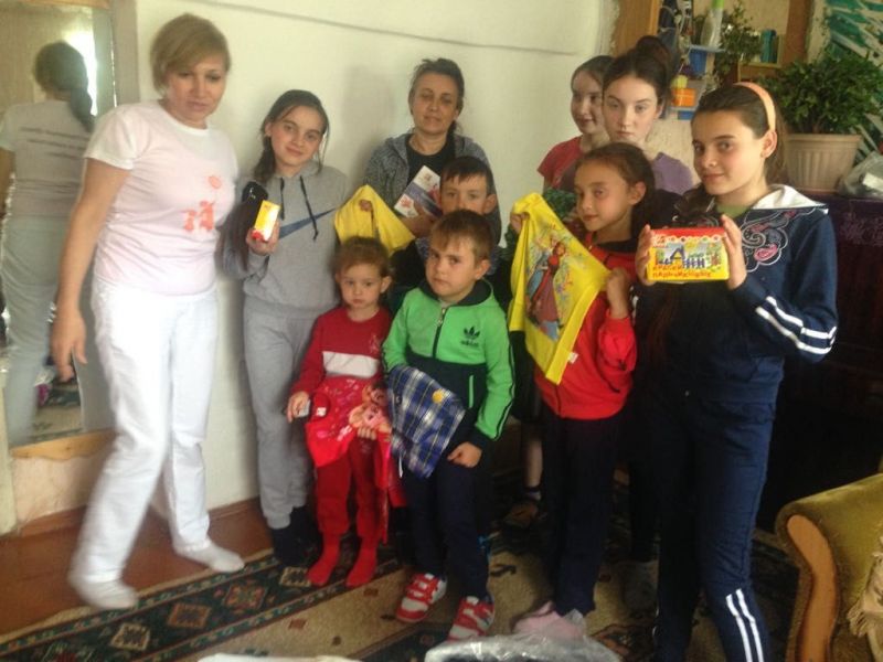 Помощь в виде одежды и игрушек на День защиты детей получила семья из 11 деток с. Макинка